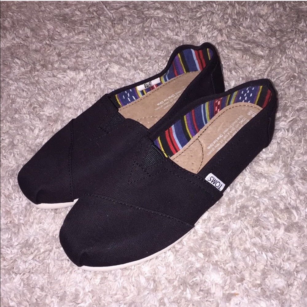NWOT black Toms
